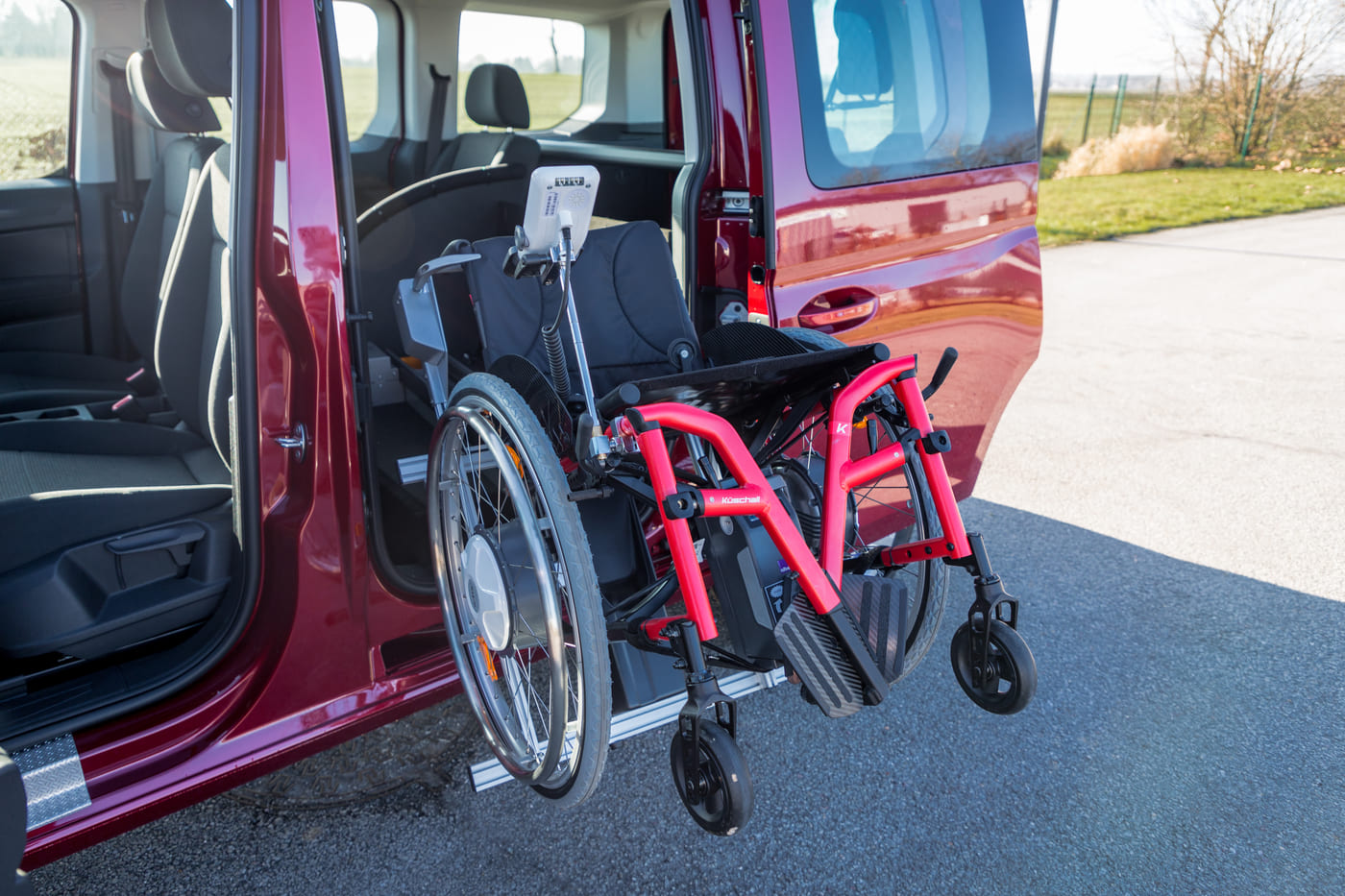 bras robot chargeur LADEBOY S2. Notre Aide au chargement fauteuil latérale,  pour charger votre fauteuil derrière le siège conducteur.